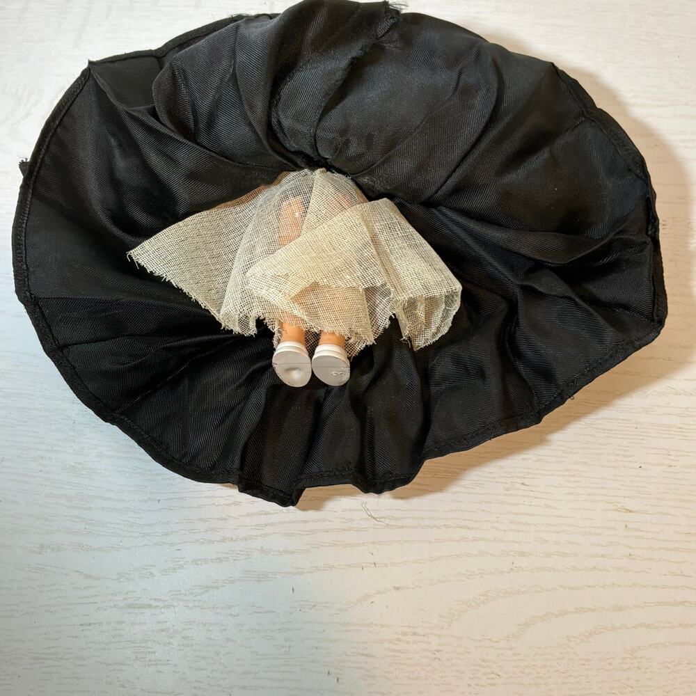 Vintage 1950s Hard Plastic Catholic Nun Sleepy Eyed Doll with Crucifix - Picture 5 of 5